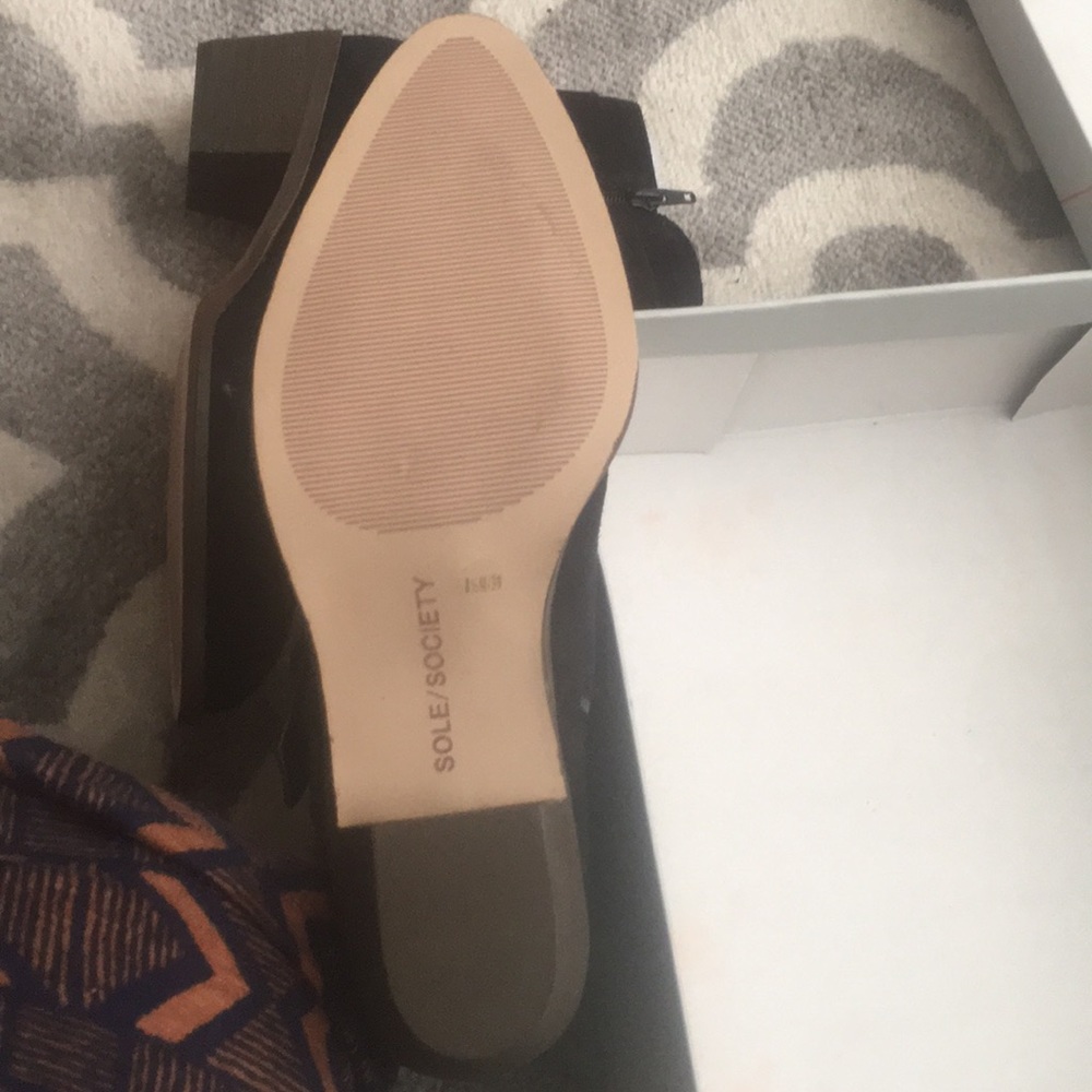 Shoes - Picture 6 of 7